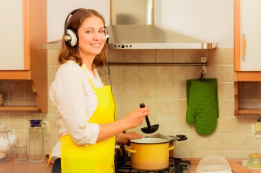 Mutfak kulaklık ile ev hanımı