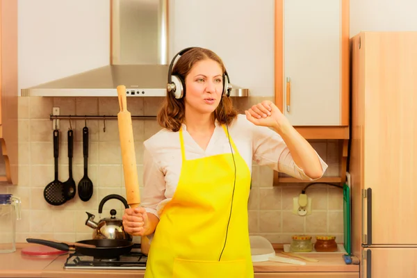 Танцующая домохозяйка на кухне — стоковое фото