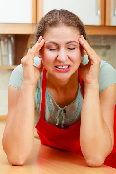 Femme souffrant de maux de tête migraine douleur . — Photo