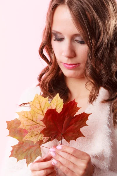 Bella ragazza autunnale con foglie d'acero in mano — Foto Stock