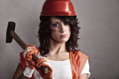 Çekiç aracı tutan güvenlik kask seksi kız