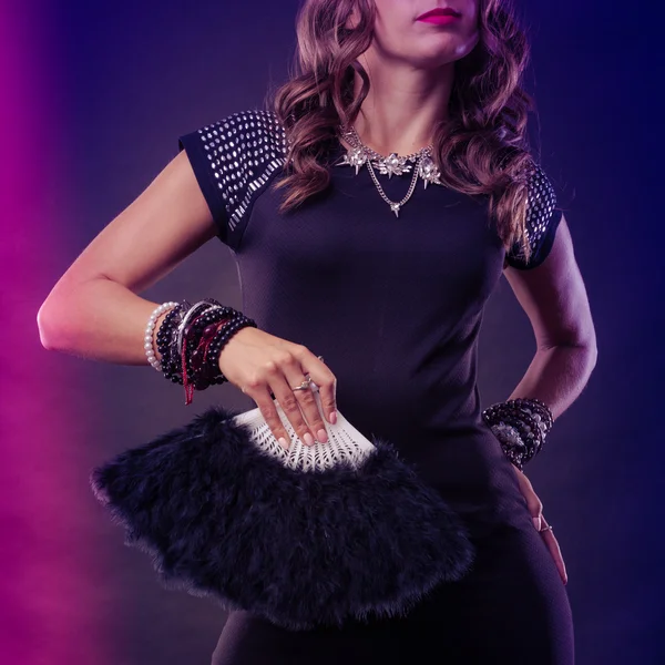 Вечернее платье женщины с черным веером в руке — стоковое фото
