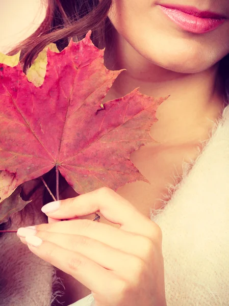 Jolie fille automnale avec des feuilles d'érable à la main — Photo