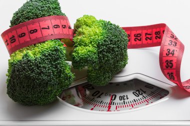 Kasette ağırlık ölçek ölçme ile brokoli. Diyet