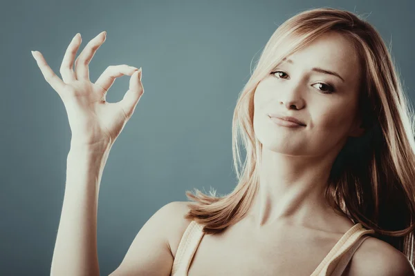 Kvinnan visar ok hand tecken gest — Stockfoto