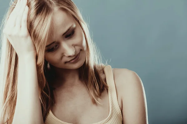 Kopfschmerzen. Frau leidet unter Kopfschmerzen — Stockfoto