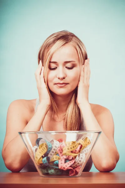 Diet. Flicka med färgglada mäta band i skål — Stockfoto