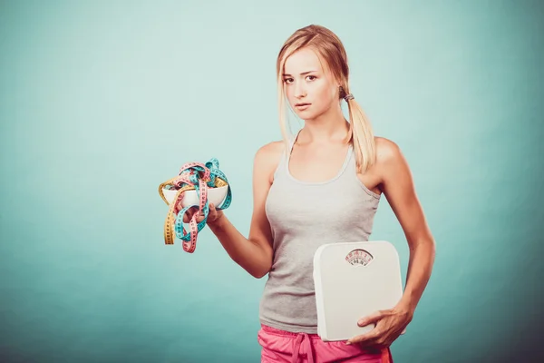Mädchen mit Maßbändern. Gewichtsverlust. — Stockfoto