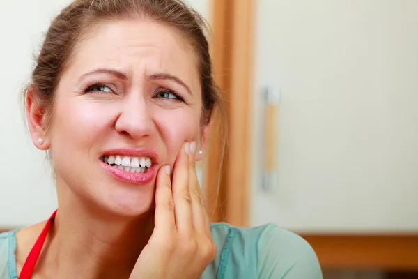 Mulher que sofre de dor de dente dor de dente . — Fotografia de Stock