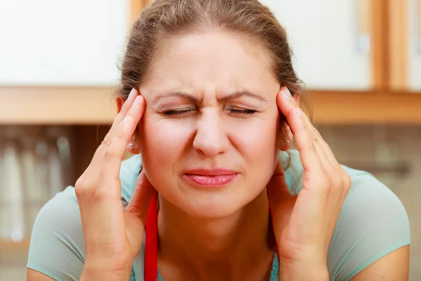 Mujer que sufre de dolor de cabeza migraña dolor . Fotos de stock