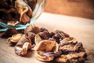 Ahşap masa üzerinde kavanoza kuru mantar.