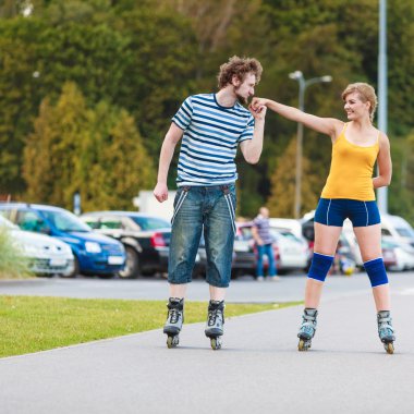 Dışarıda paten süren genç bir çift.