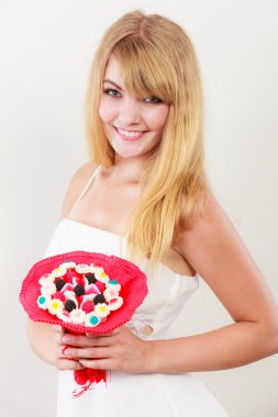 Mutlu kadın şeker demet çiçeklerle.