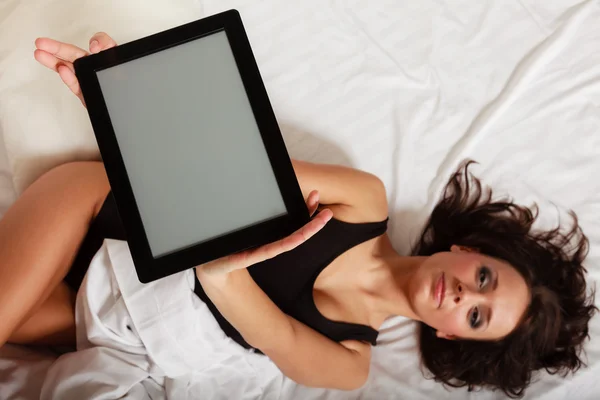 Sexy fille paresseuse couché avec tablette tactile sur le lit — Photo