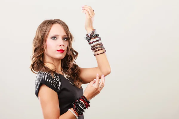 Mujer con joyas en vestido de noche negro —  Fotos de Stock