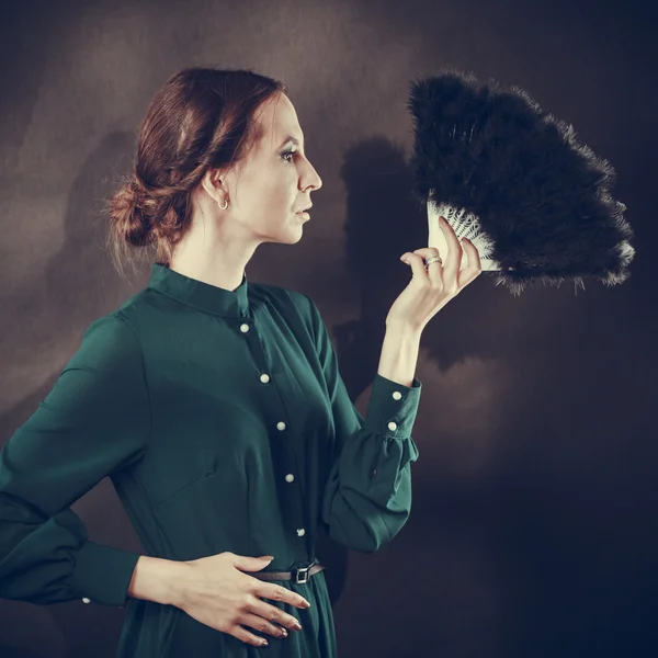 Vintage dam med feather fan på mörka — Stockfoto