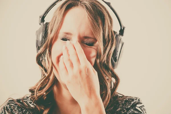 Woman in headphones listening music mp3 relaxing — Stock Photo, Image