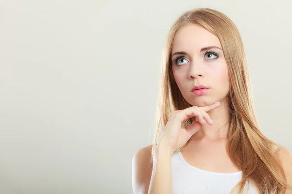 Tankeväckande tänkande kvinna ansikte. — Stockfoto