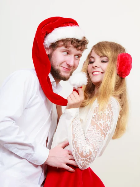 Счастливые милая пара женщина и мужчина. Рождество . — стоковое фото