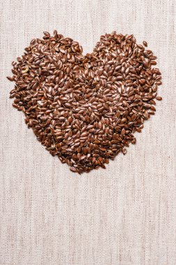 Ham keten tohumu keten tohumu kalp şeklinde