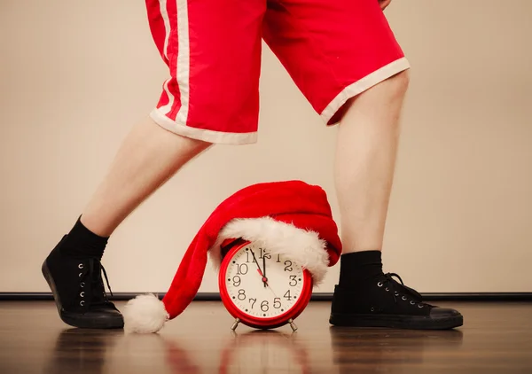 目覚まし時計を持つ男のクローズ アップ。クリスマスの時期. — ストック写真