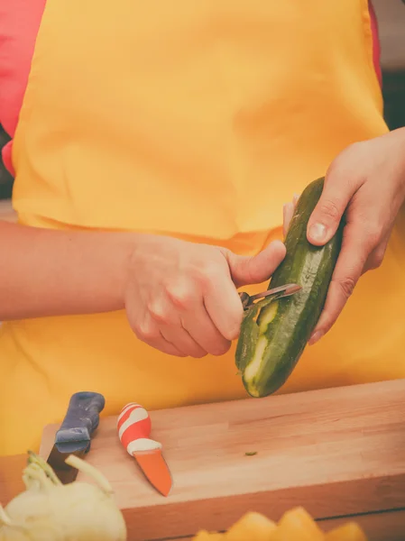 Frau bereitet Gemüsesalat beim Gurkenschälen zu — Stockfoto