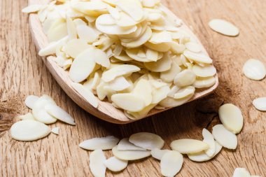 Tahta kaşık badem dilimleri
