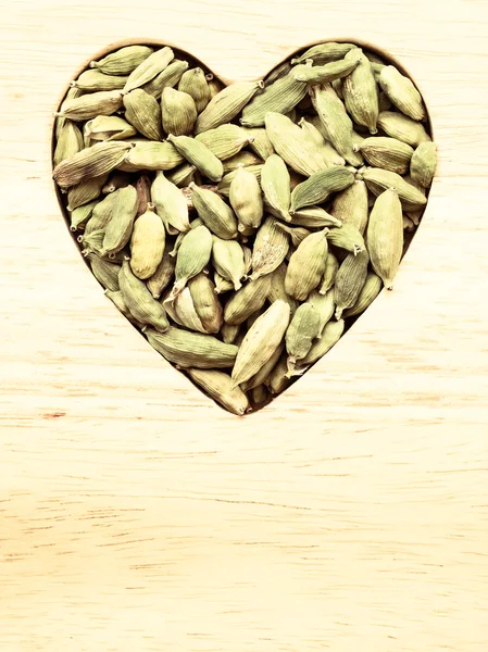 Strąki kardamonu zielone serce formularza — Zdjęcie stockowe