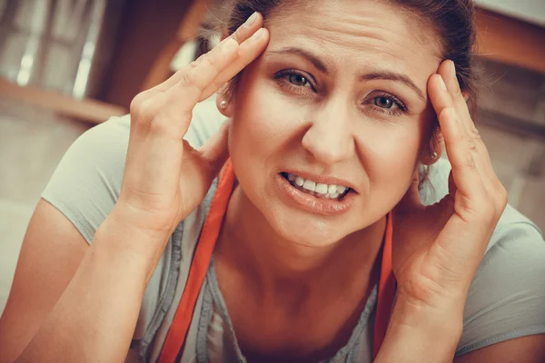 Kobiety cierpiące na ból migrenowy ból głowy. — Zdjęcie stockowe