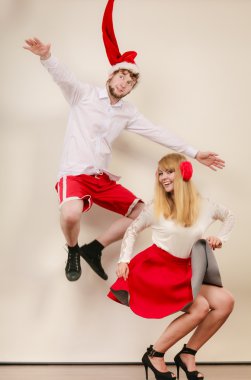 Mutlu aktif çift dans ve atlama.