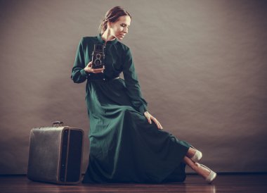 Kadın retro tarzı eski çanta kamera ile