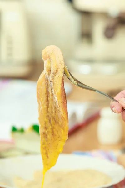 Préparation de repas de côtelettes de poulet panées — Photo