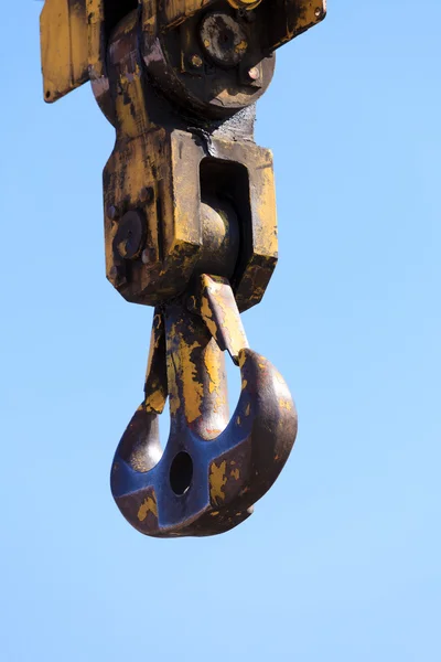 Крэновый крючок в порту и голубое небо — стоковое фото