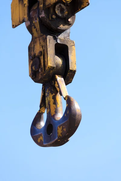 Crane haak aan haven gebied en blauwe hemel — Stockfoto