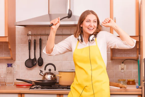 Dansende huisvrouw in keuken — Stockfoto