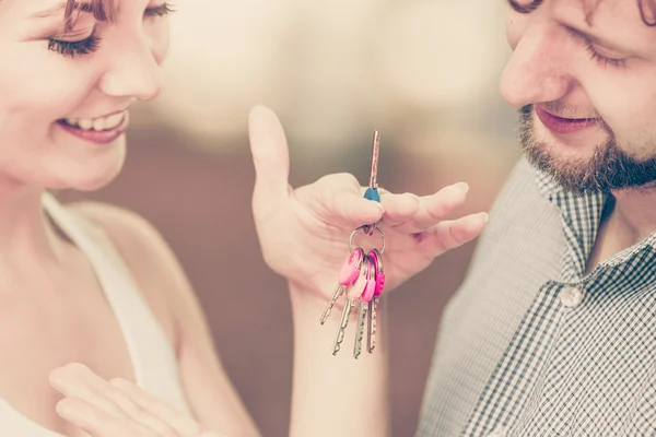 Pareja mostrando sus nuevas llaves de la casa — Foto de Stock