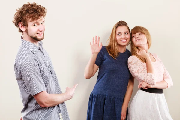 Dos mujeres hablando chismes sobre el hombre . — Foto de Stock