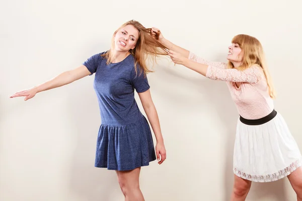 Mujeres locas agresivas peleando entre sí . — Foto de Stock