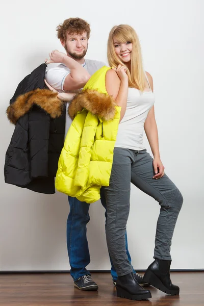 Casal feliz homem e mulher com jaquetas de moda . — Fotografia de Stock