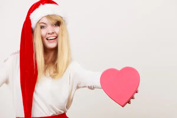 ハート ボックスと幸せなかわいい女性。クリスマス. — ストック写真
