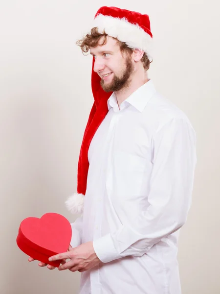 Homem feliz com caixa de forma de coração. Natal. . — Fotografia de Stock