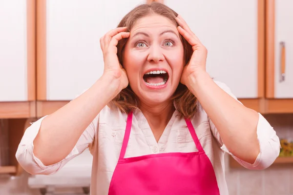 Dona de casa infeliz na cozinha — Fotografia de Stock