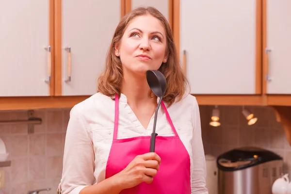 Dona de casa com concha na cozinha — Fotografia de Stock