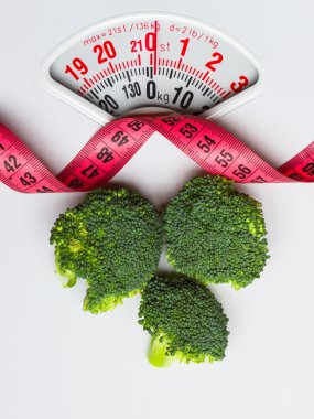 Kasette ağırlık ölçek ölçme ile brokoli. Diyet