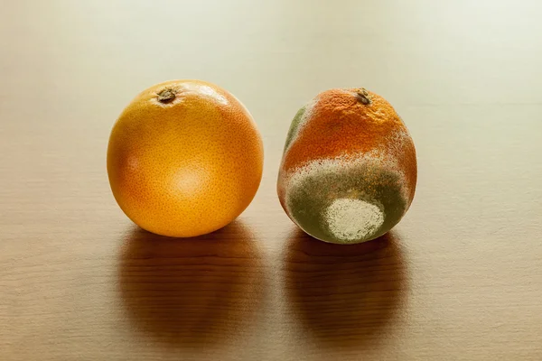 Rijp en beschimmeld grapefriut. — Stockfoto