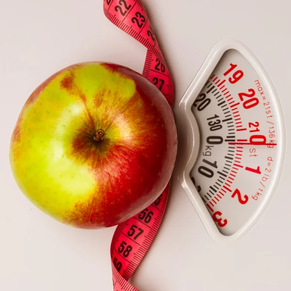Apple z Miara zwijana na skali wagi. Diety — Zdjęcie stockowe