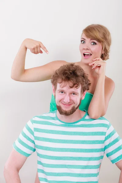 Engraçado jovem casal fazendo cara boba — Fotografia de Stock
