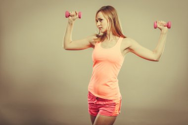 dambıl ile egzersiz fitness kadın.