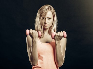Fitness kız içinde jimnastik salonu kas esneme dumbbells ile