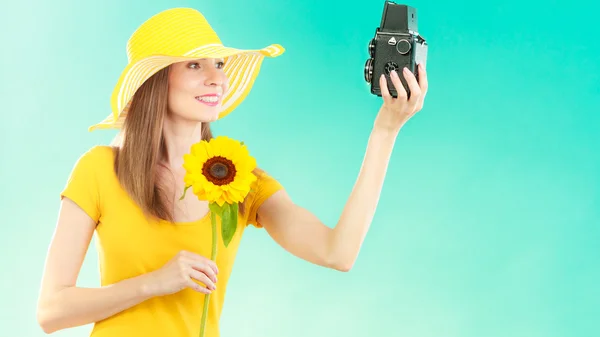 Zomer vrouw houdt zonnebloem oude camera — Stockfoto